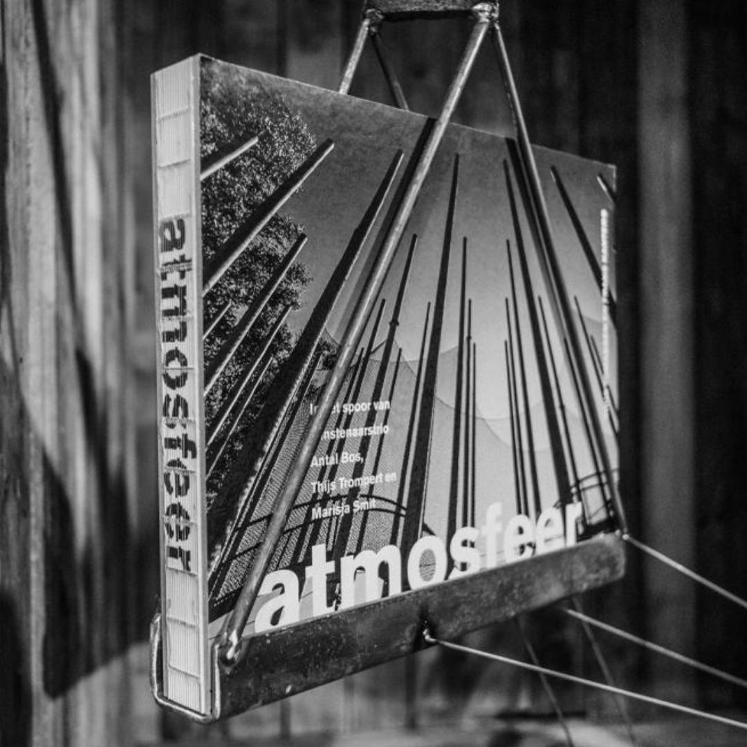 Boekontwerp voor het boek Atmosfeer, ontworpen in opdracht van kunstenaarscollectief ATMosphere (Antal Bos, Marisja Smit en Thijs Trompert). Het boek werd geschreven door Thijs Tomassen en de fotografie werd verzorgd door Frans Kanters. Het boek werd gedrukt en afgewerkt door Drukkerij Wilco in Amersfoort.