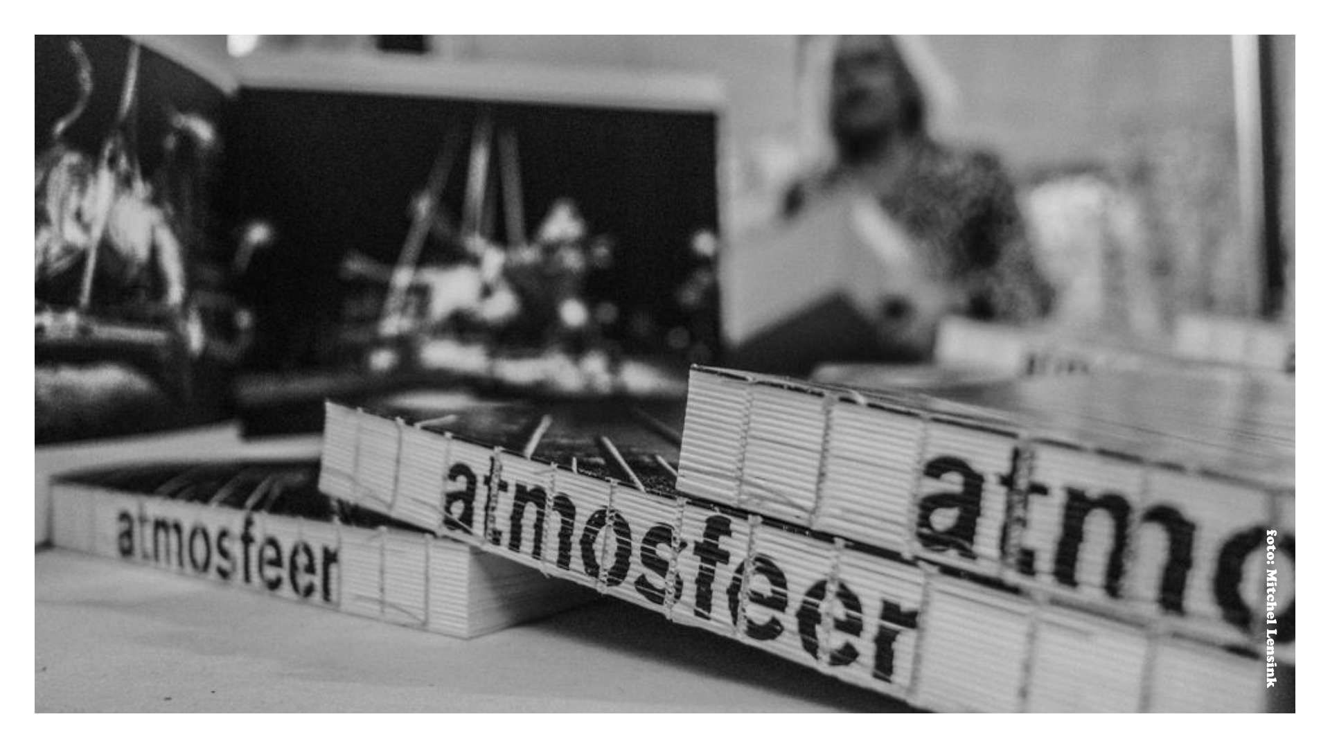 Boekontwerp voor het boek Atmosfeer, ontworpen in opdracht van kunstenaarscollectief ATMosphere (Antal Bos, Marisja Smit en Thijs Trompert). Het boek werd geschreven door Thijs Tomassen en de fotografie werd verzorgd door Frans Kanters. Het boek werd gedrukt en afgewerkt door Drukkerij Wilco in Amersfoort.