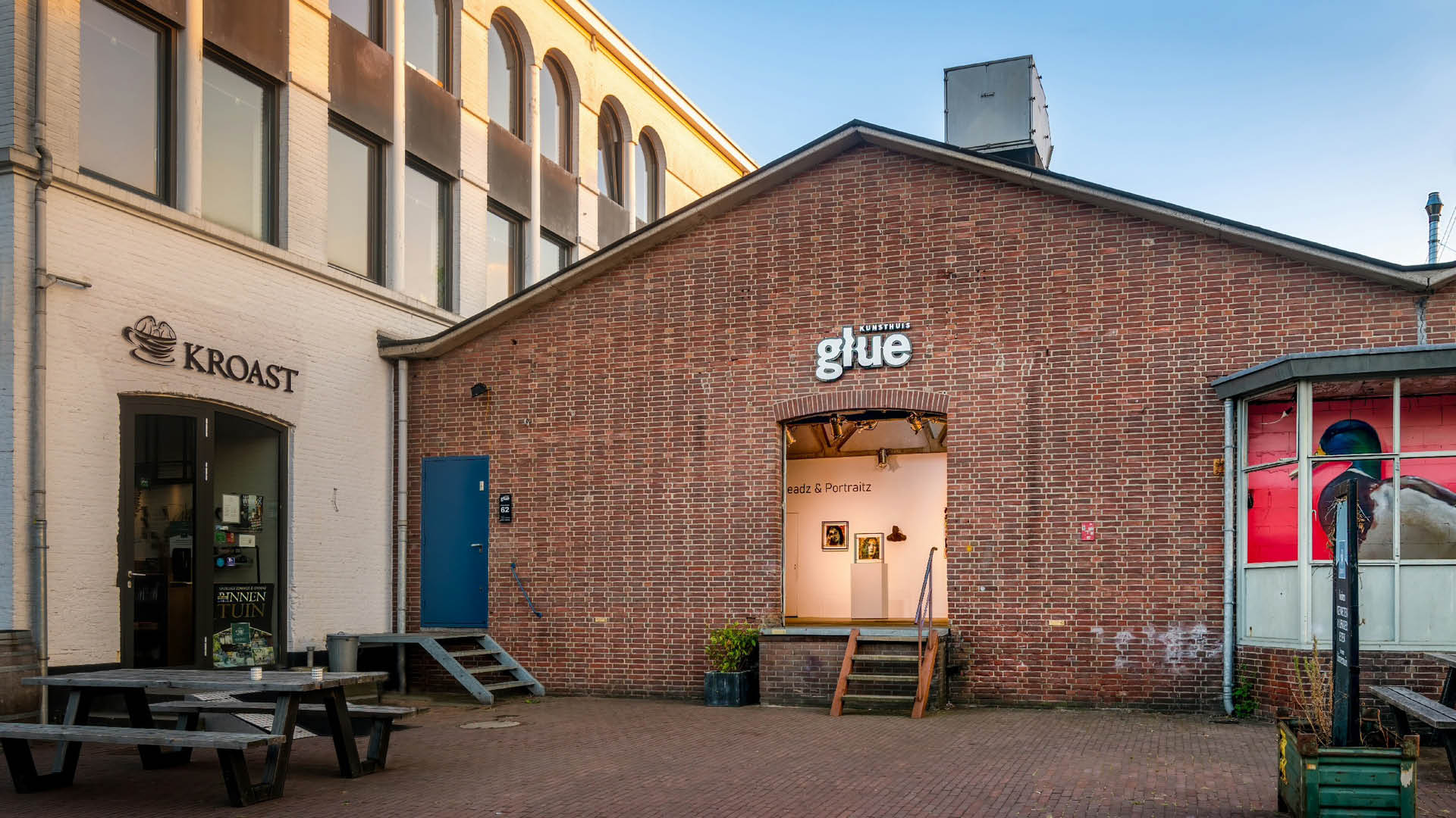 Grafisch ontwerp van logo, huisstijl en corporate identiteit voor Kunsthuis Glue door grafisch ontwerpbureau studio ddo in Amersfoort